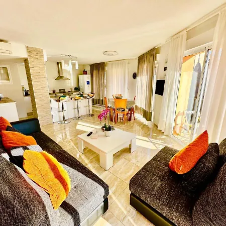 Boutique By The Sea شقة لقنت